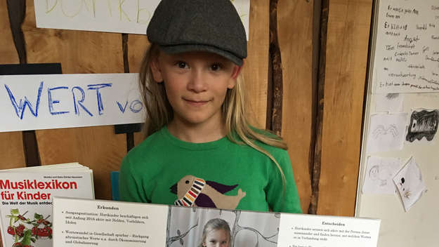 Die neunjährige Svea im grünen Pulli und mit Käppi